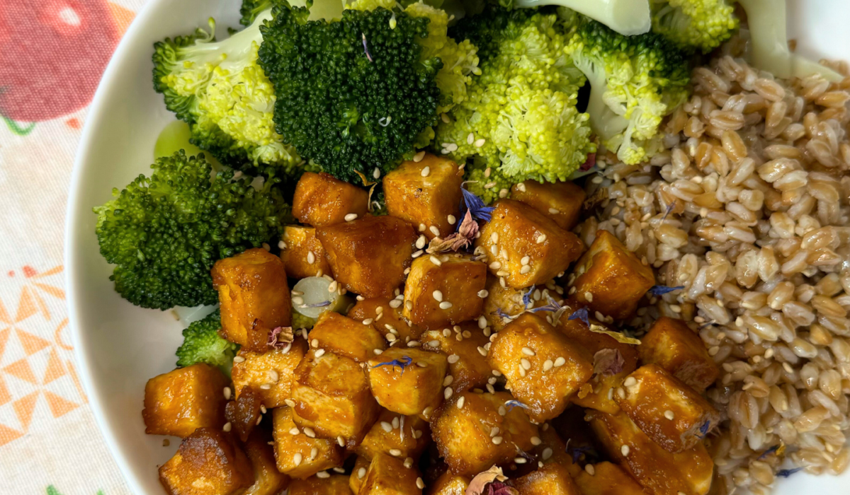 Tofu glassato alla salsa teriyaki con broccoli e riso integrale