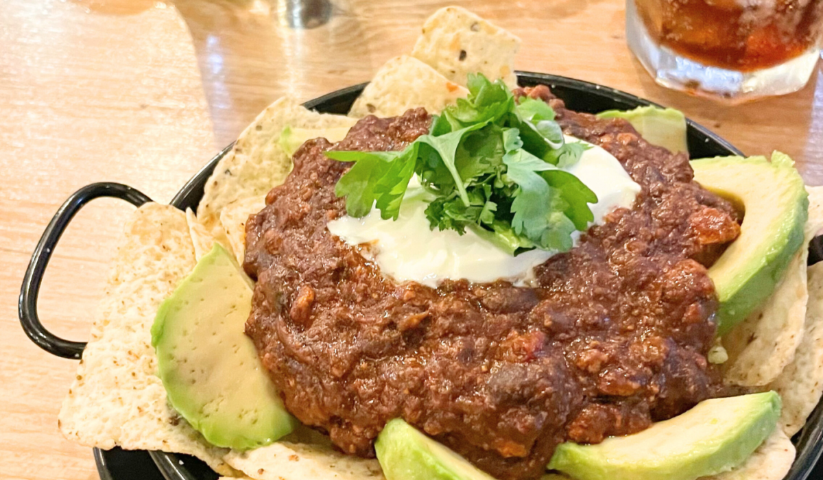 Chilli sin carne con guacamole e tortillas