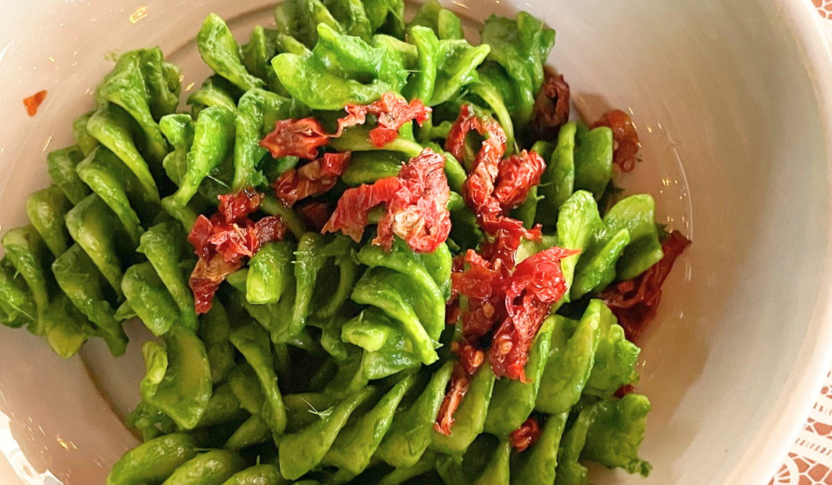 Pasta con pesto di broccoli e pomodorini secchi