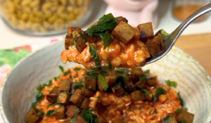 Porridge di avena salato con seitan croccante