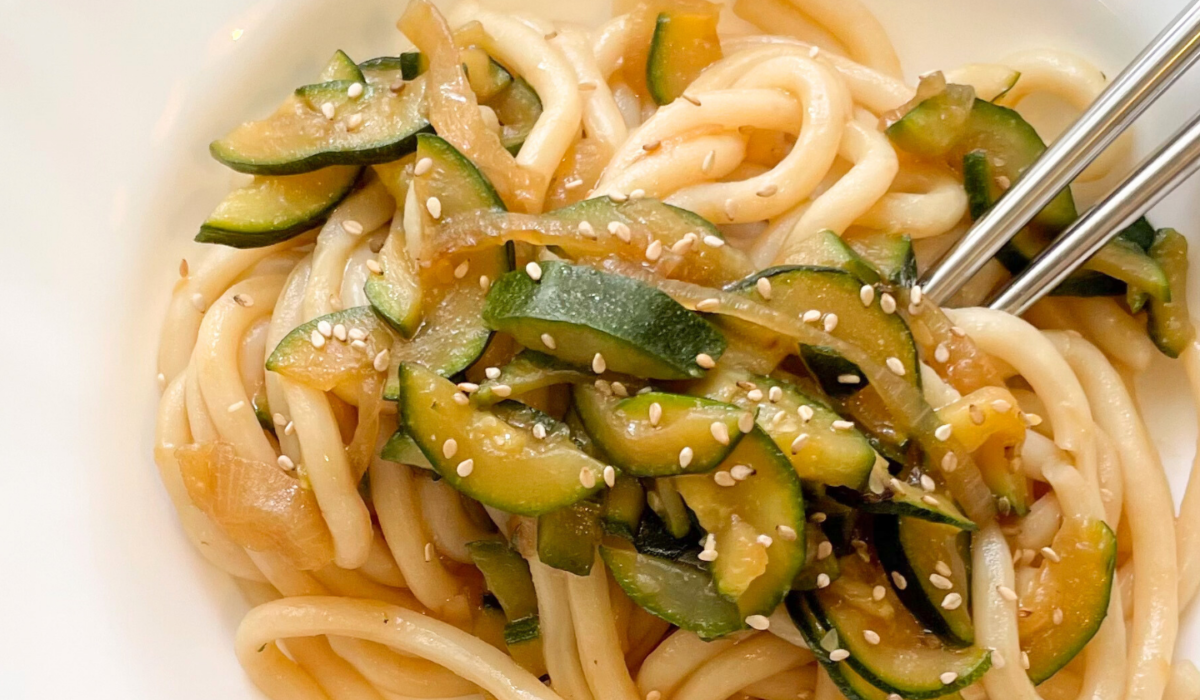 Udon con crema di burro d’arachidi e zucchine