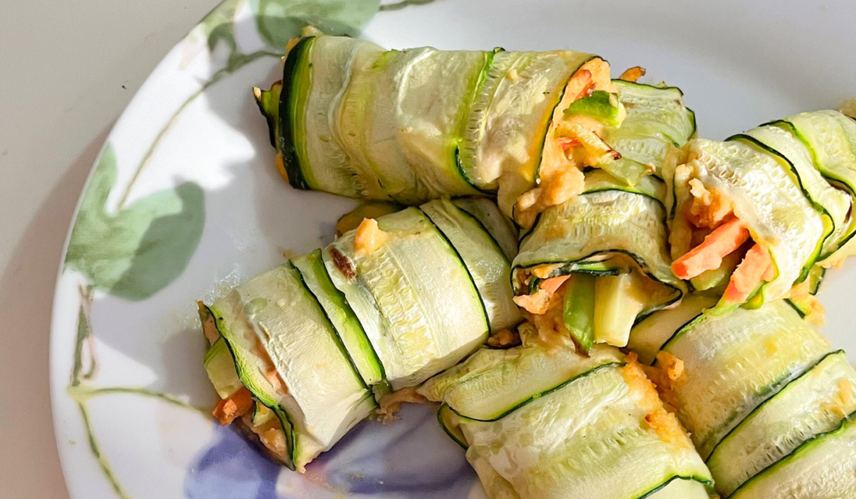 Involtini di zucchine con hummus e verdure crude
