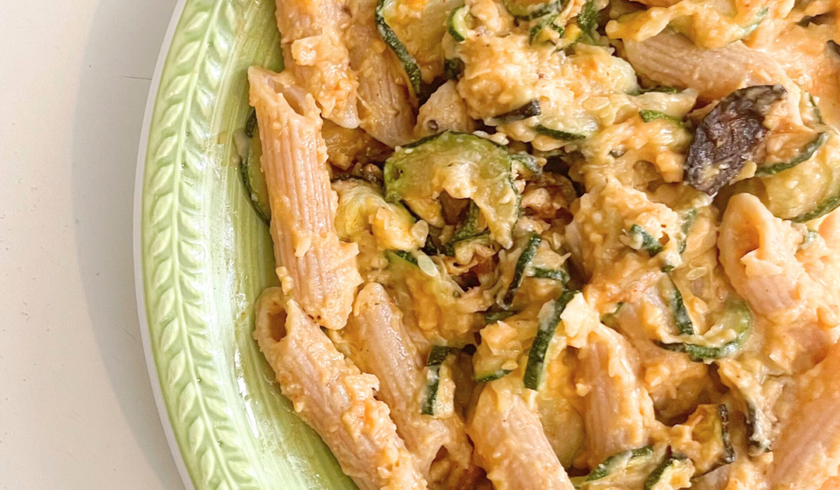 Penne integrali con hummus e zucchine speziate