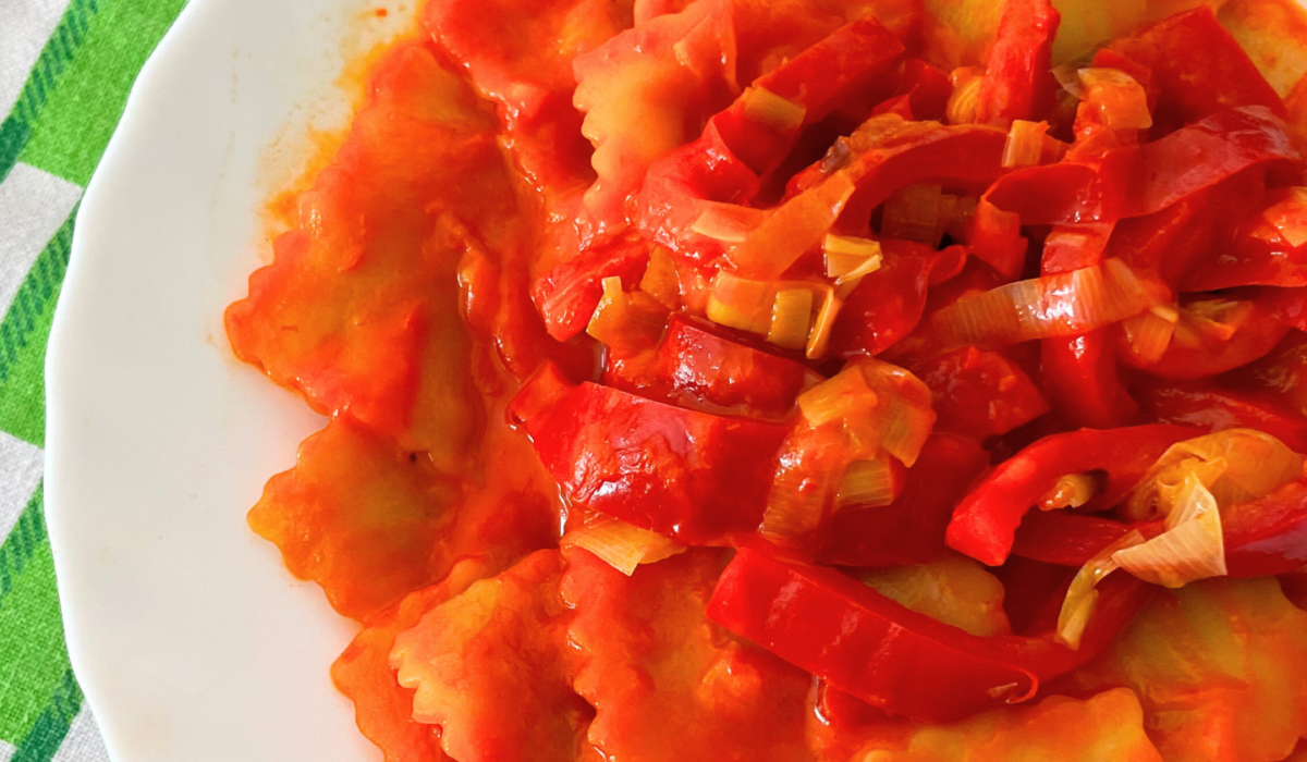 Ravioli con sugo di peperoni e cipolla