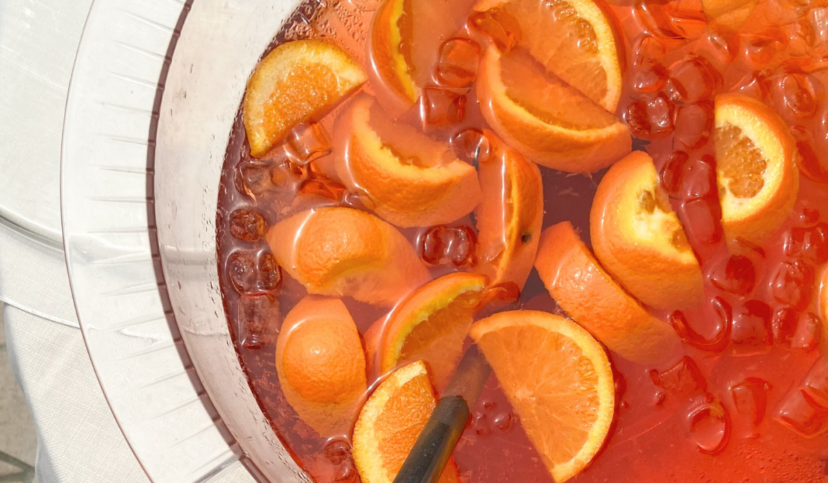 Analcolico rosso con fette di arancia