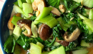 Pak choi e funghi shiitake saltati con salsa di soia e aglio