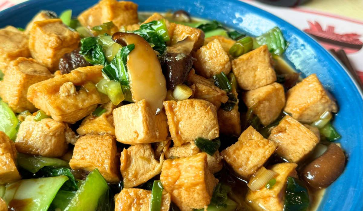 Tofu salatato con pak choi, cipollotto e funghi shiitake