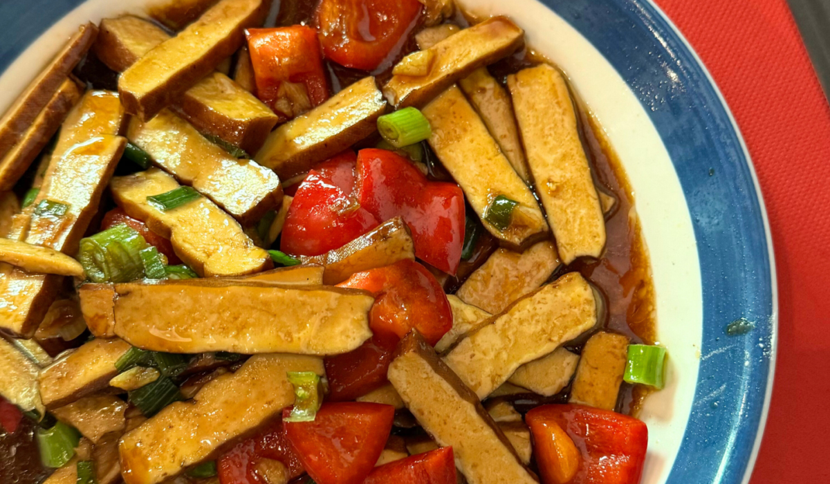 Tofu affumicato con peperoni, cipollotto e salsa di soia