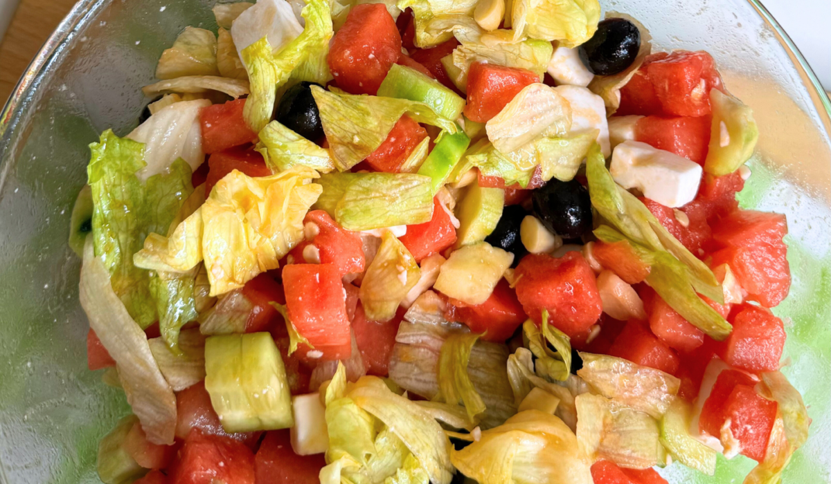 Insalata di anguria, feta, cetriolo e olive nere