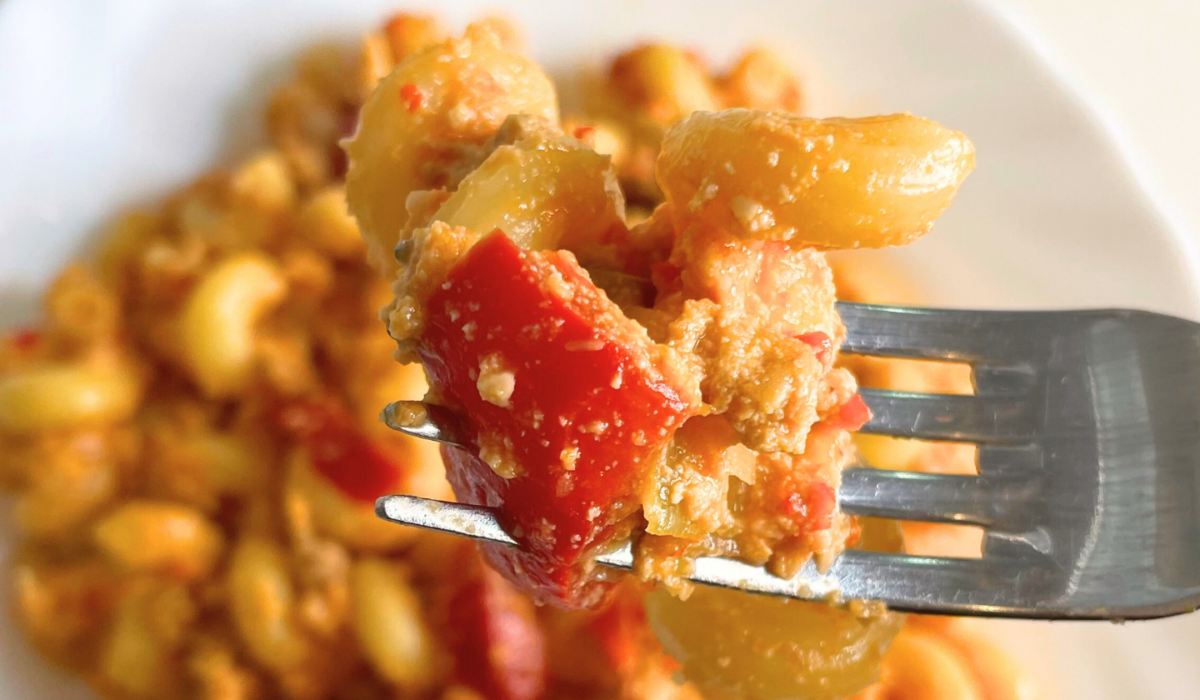 Pasta con peperoni, crema di peperoni e tofu affumicato