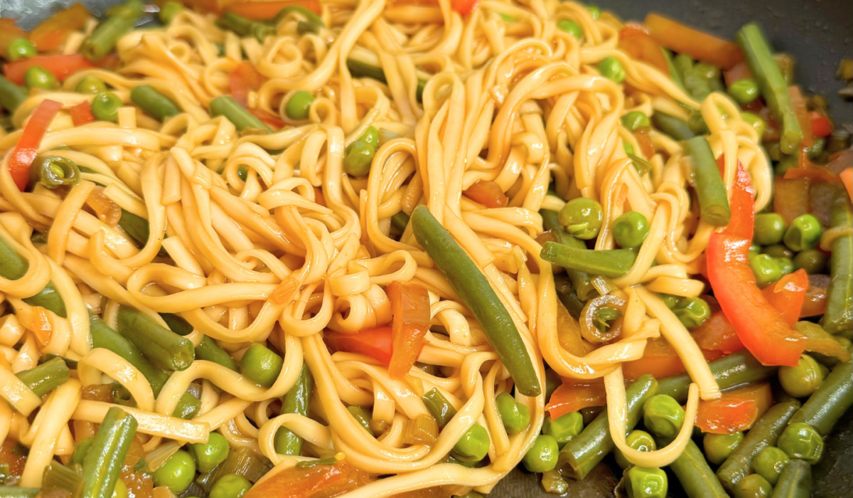 Pad Thai con piselli, fagiolini e peperoni