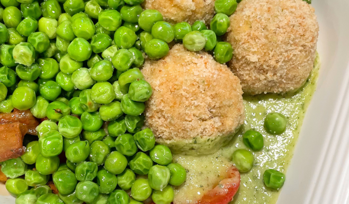Polpette di ceci con contorno e crema di piselli