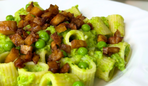 Pasta con piselli, crema di piselli e seitan croccante