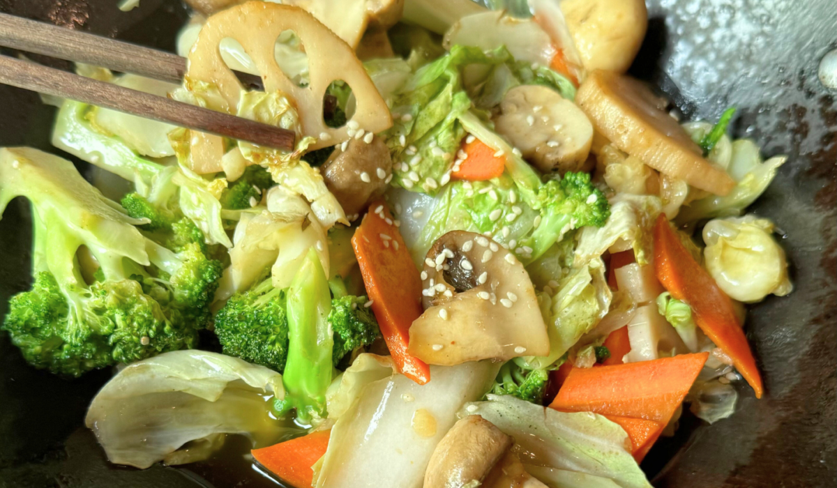 Scodella di fuoco con verdure e salsa di soia