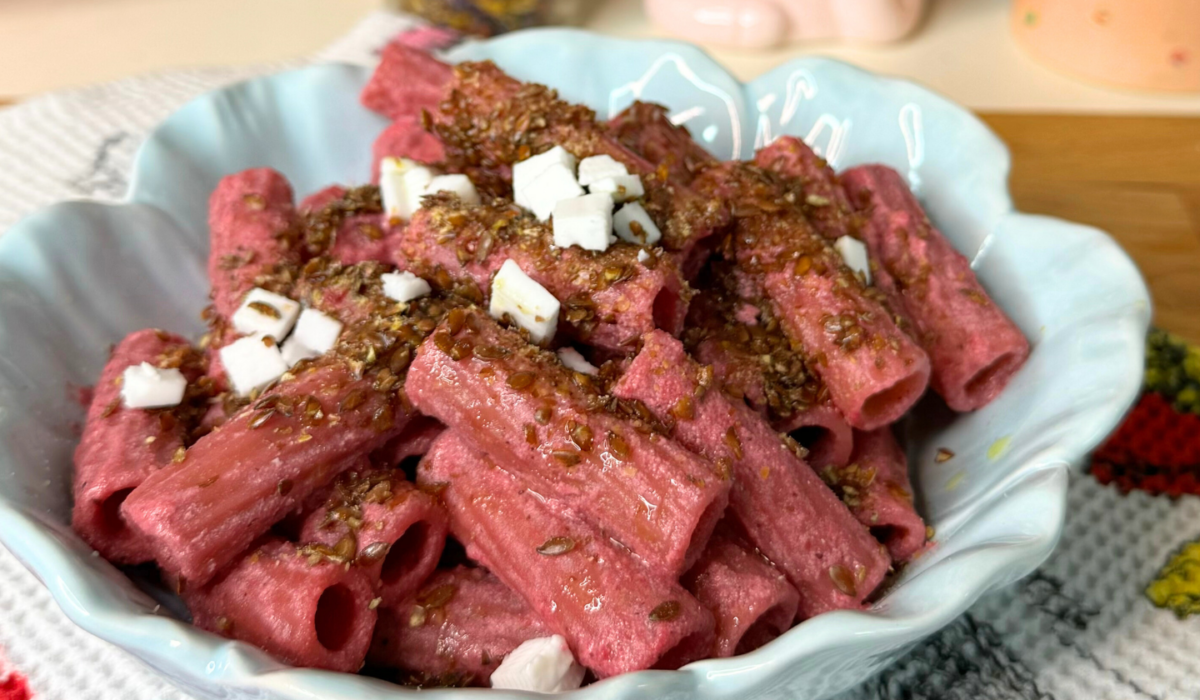 Pasta con crema di feta, barbabietola e semi misti