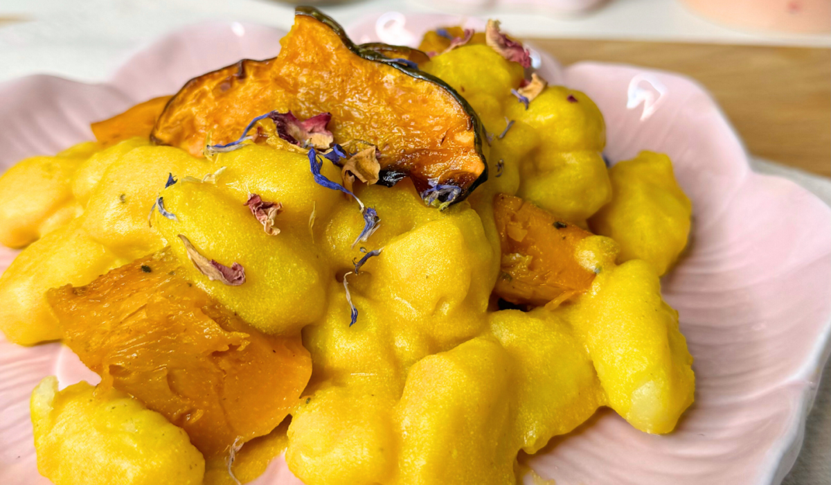 Gnocchi con crema di zucca, feta e chips croccanti di zucca