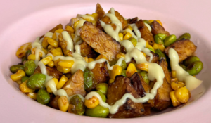 Tempeh croccante con mais, edamame e salsa bbq