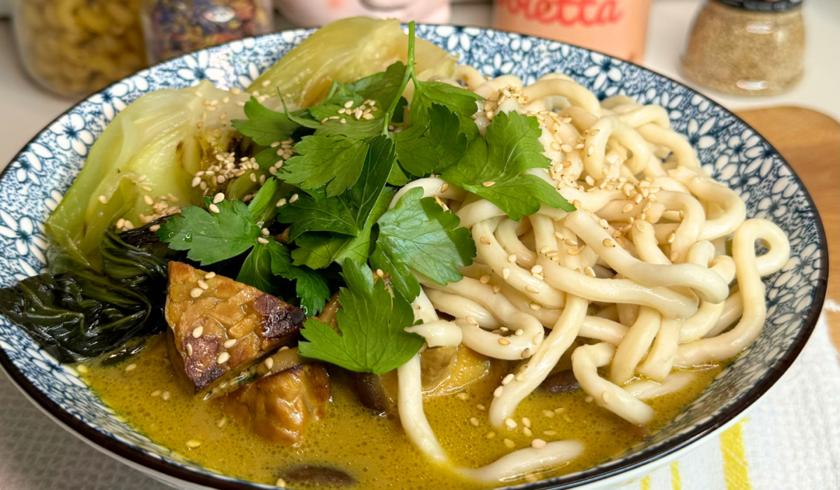 Ramen con tempeh, pakchoi e funghi shiitake