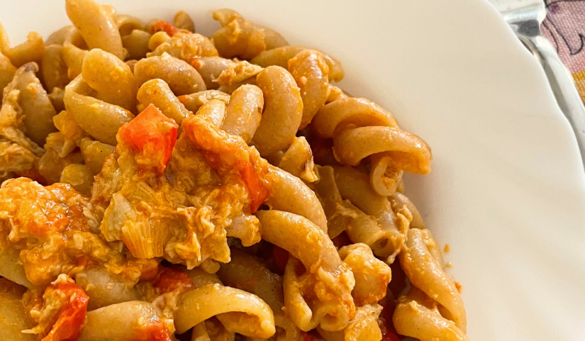 Pasta con pomodorini, tonno e cipolla