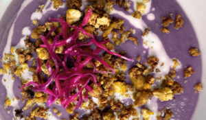 Vellutata di cavolo viola con tofu croccante