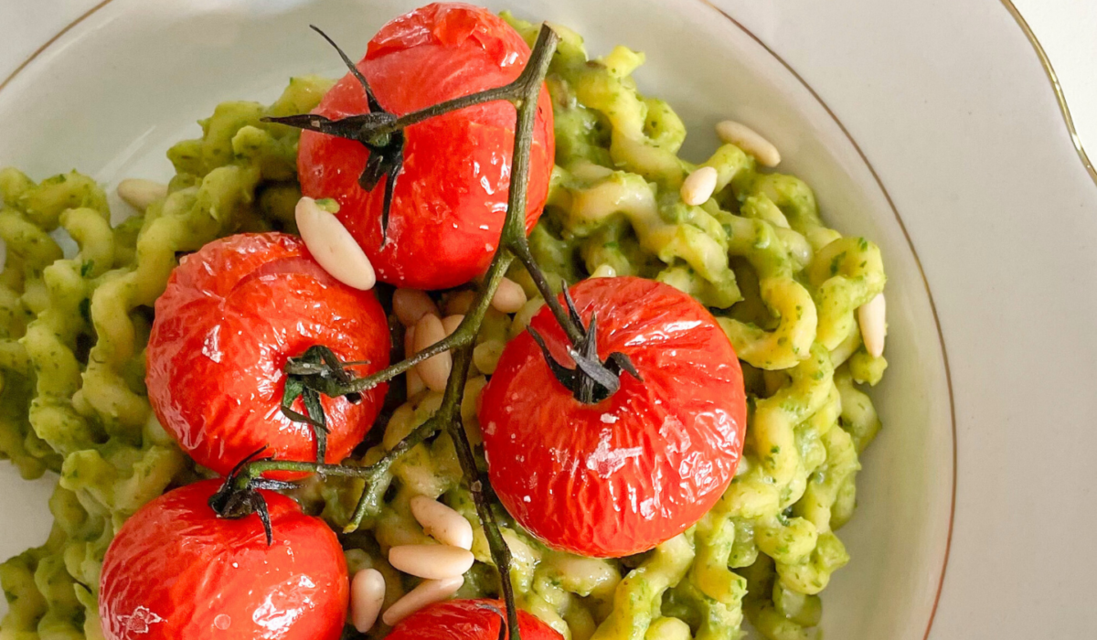 Pasta con crema di fagioli e spinaci, pomodorini confit e pinoli tostati