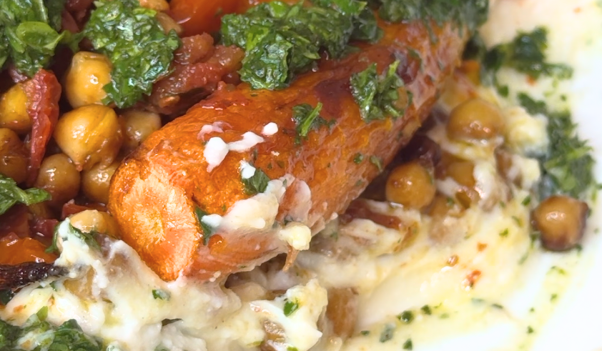 Crema di feta vegana e yogurt con carote, ceci, pomodorini secchi e chimichurri