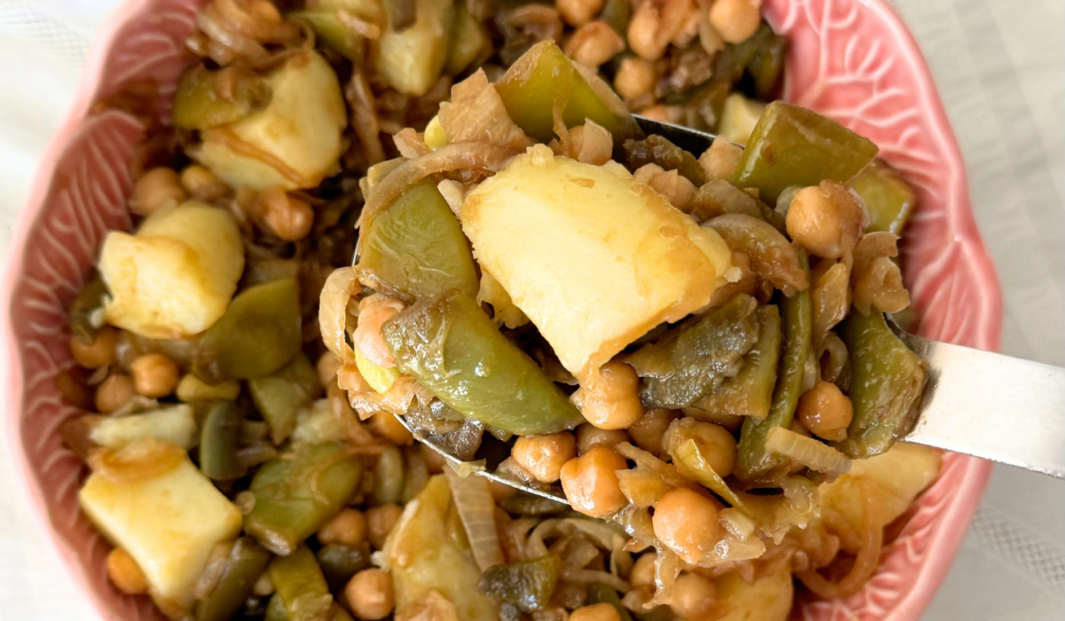 Insalata di patate, taccole, ceci e cipolle