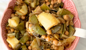 Insalata di patate, taccole, ceci e cipolle