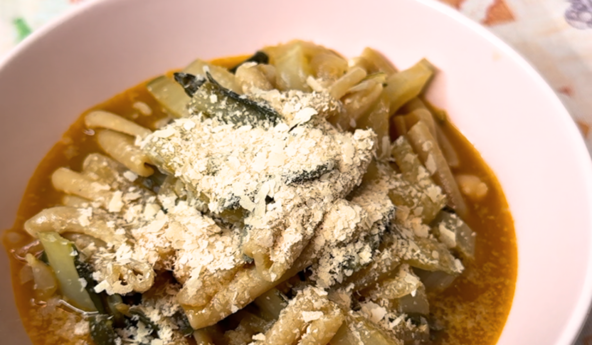 Zuppa di coste e ceci con pasta integrale e lievito alimentare