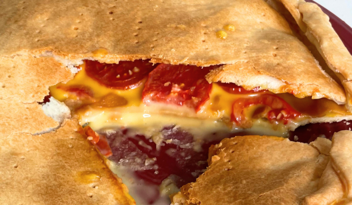 Torta salata affettato, formaggio e pomodori