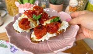 Bruschette integrali con burratina vegana e pomodorini confit