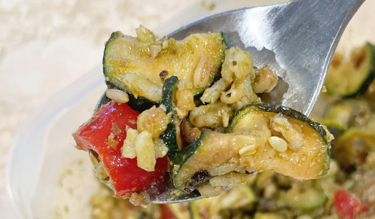 Farro con pesto, zucchine saltate e peperoni