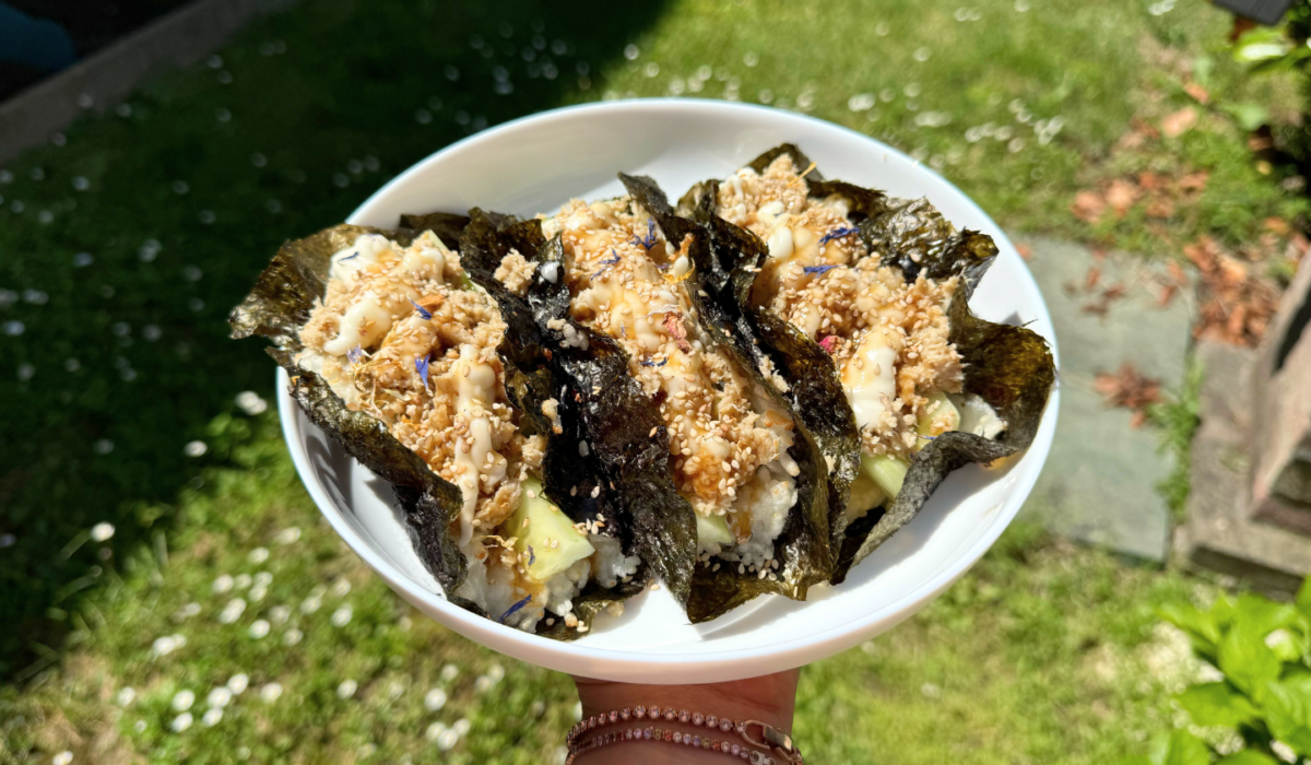 Tacos-sushi con tonno vegano, cetriolo, mayo e salsa terijaki