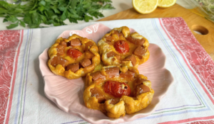 Fiorellini di wurstel vegano in sfoglia con formaggio filante e pomodorino