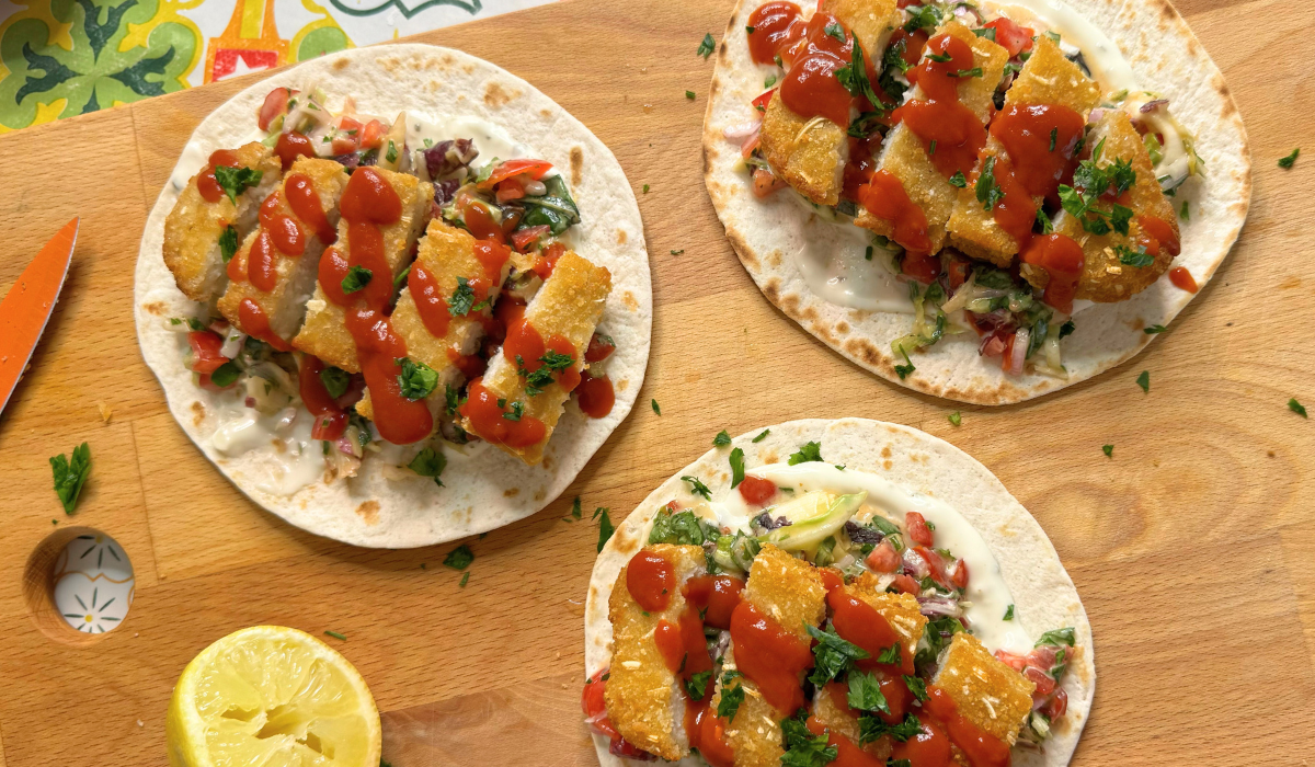 Tacos con cotoletta, insalata e salsa yogurt