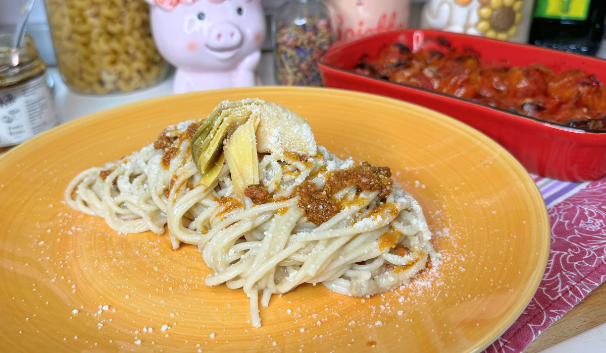 Spaghetti con crema di carciofi, pesto rosso e carciofi sottaceto