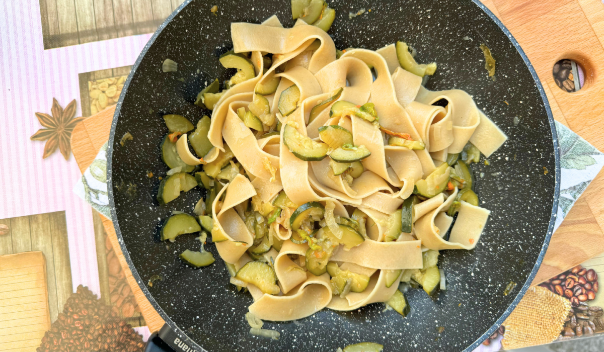 Pappardelle con zucchine e fiori di zucca al vino