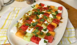 Scacchiera di frutta, feta vegana e cetriolo