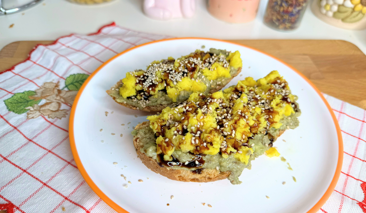 Bruschetta con avocado e uovo vegano strapazzato