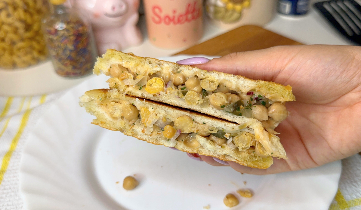 Panino croccante ai ceci con salsa yogurt e cipolla