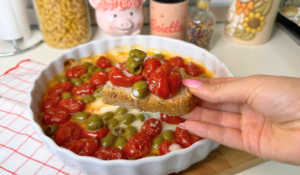 Feta vegana al forno con pomodorini e olive verdi