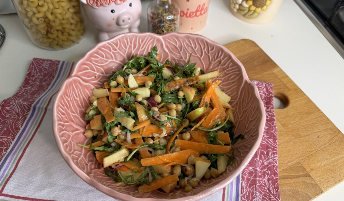 Insalatona di rucola, ceci, mela, arachidi e salsa yogurt