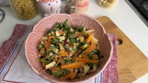 Insalatona di rucola, ceci, mela, arachidi e salsa yogurt