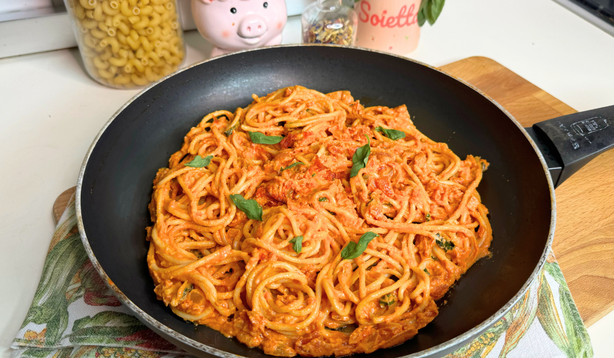 Spaghetti con sugo di pomodoro e ricotta vegana