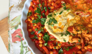 Ceci e peperoni al sugo con hummus e pane croccante