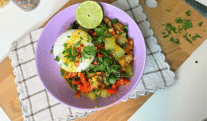 Tofu al curry thai con peperoni, pak choi e riso