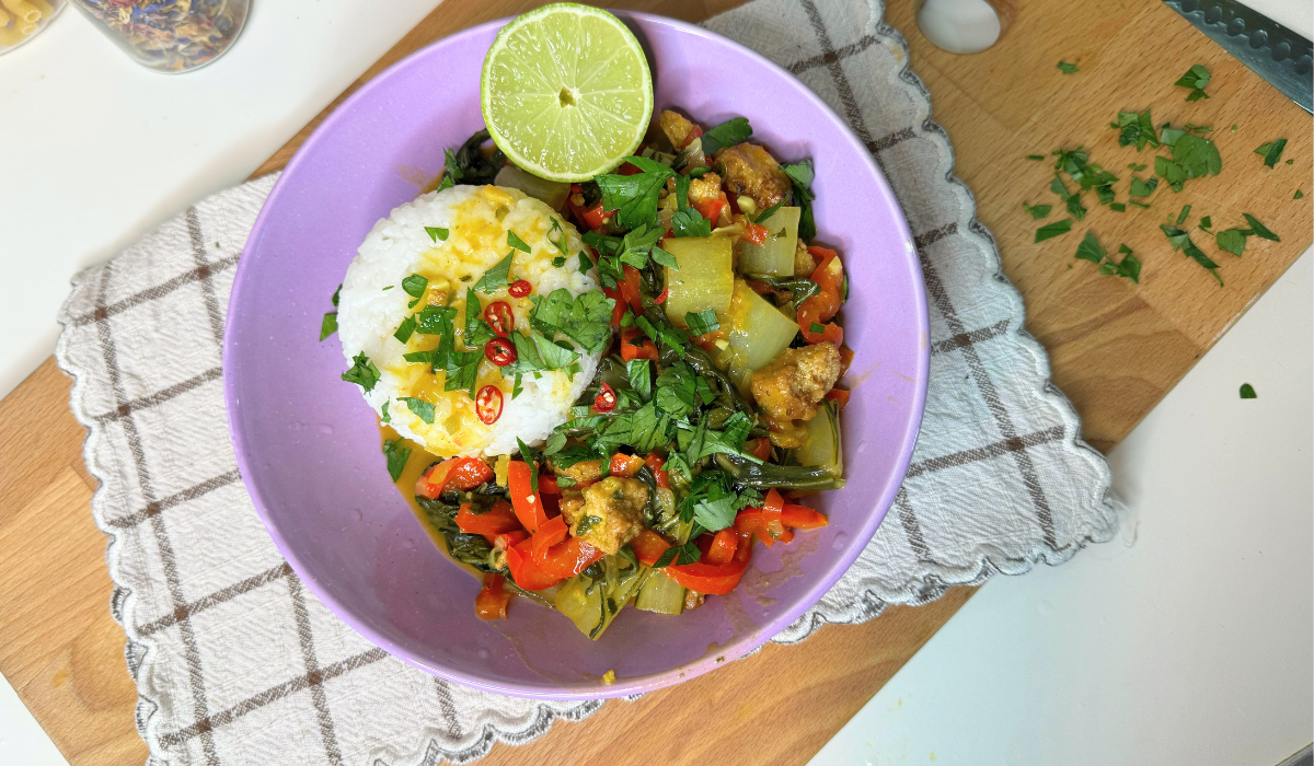 Tofu al curry thai con peperoni, pak choi e riso