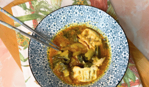 Ravioli cinesi in brodo speziato con coste