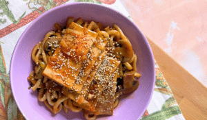 Udon super veloci con tofu, funghi e pak choi