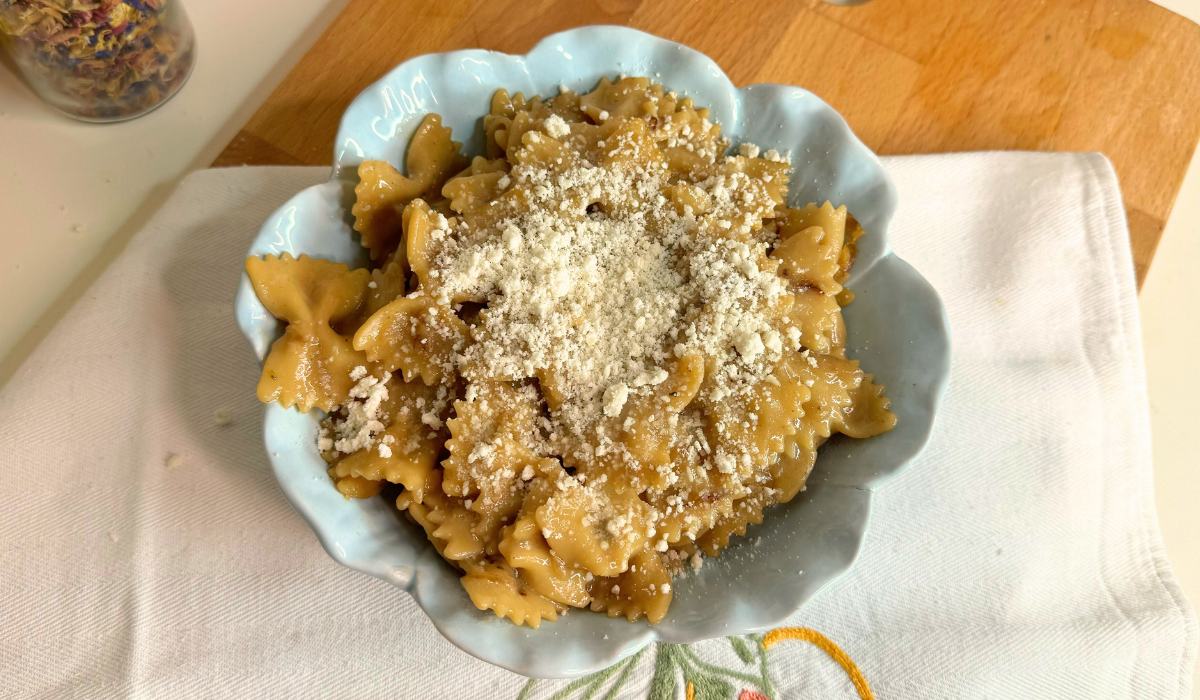 Pasta cremosa alla cipolla stufata, panna e formaggio vegano